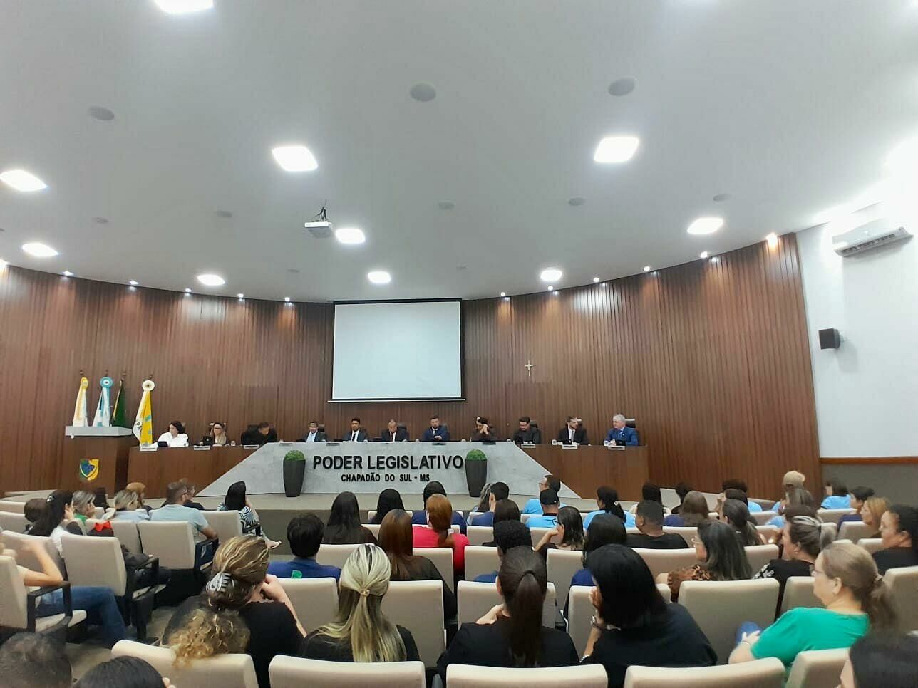 Imagem de compartilhamento para o artigo Prefeitura tenta alterar regras de gestão escolar; professores protestam na Câmara de Chapadão do Sul da MS Todo dia
